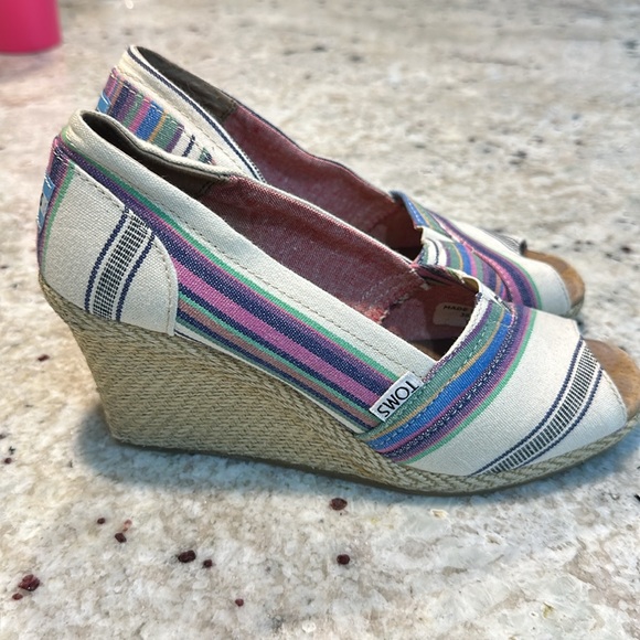 TOMS Women’s Wedge with Peep toes in fun striped pattern. EUC. Size 8. - Picture 2 of 4
